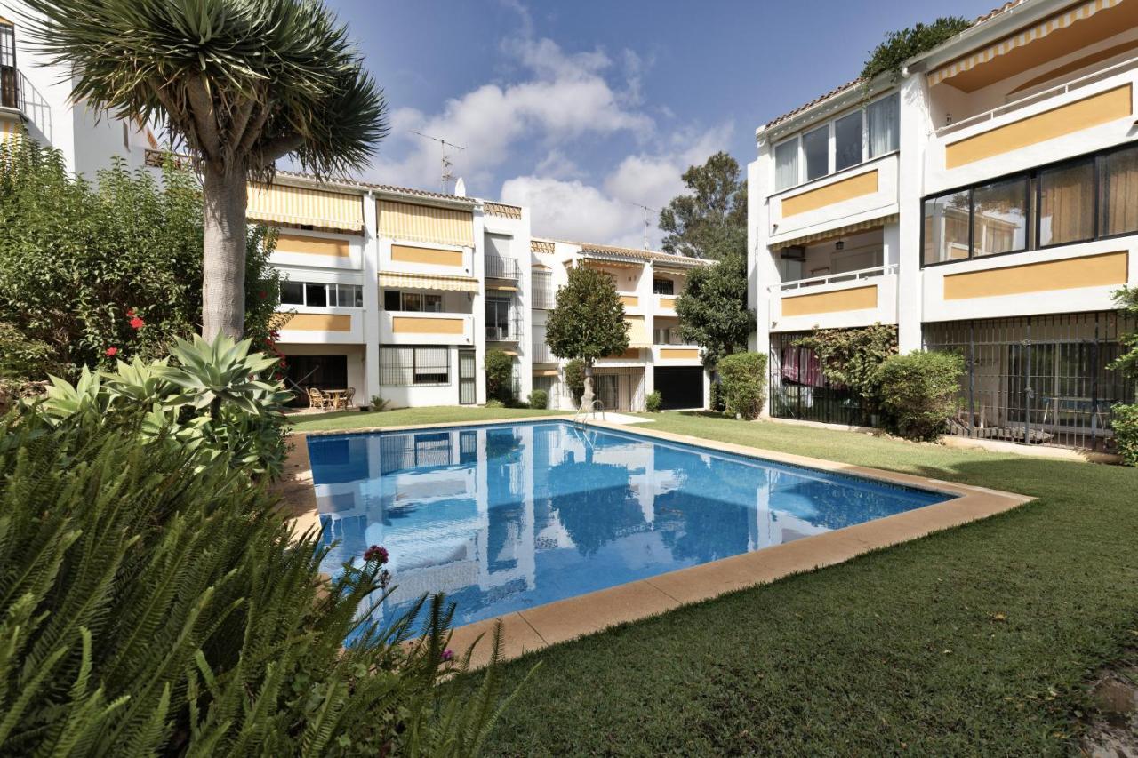 2 Bed W/pool Close To + Amenities Apartment