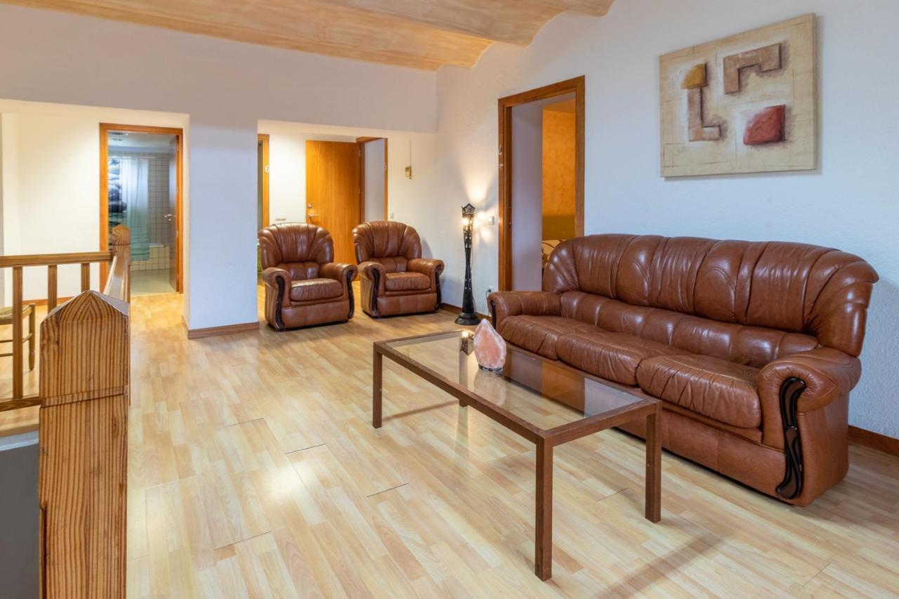 Holiday home Buganto Amplia Casa Con Piscina Y Jardin Llambillas
