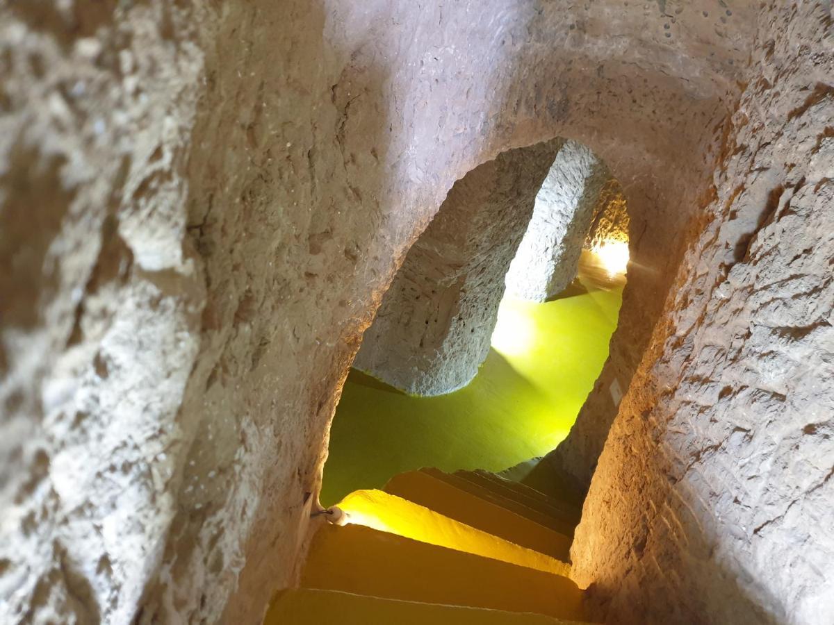 Creatively Designed Cavehouse With Jacuzzi *