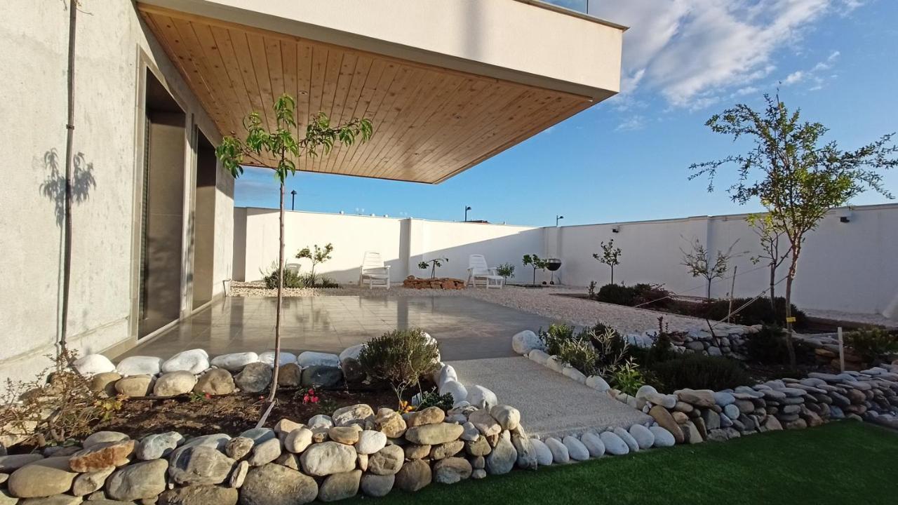 Con Piscina Y Jardin, No Fumadores Ni Fiestas * Cullar Vega