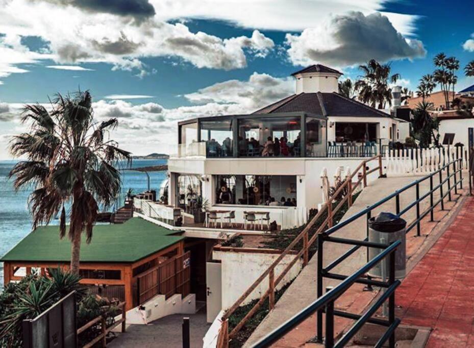 Stylish Seaside 3 Bed With Terrace + Sea View *