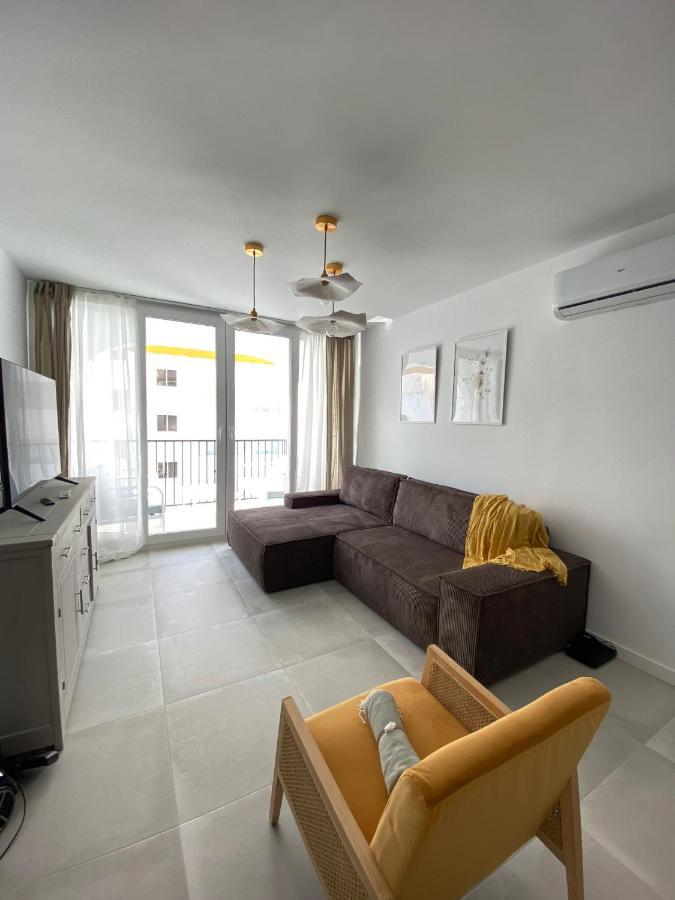 Stylish Seaside 3 Bed With Terrace + Sea View
