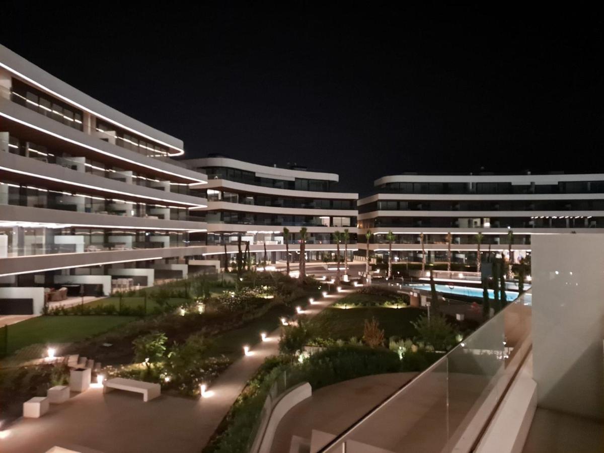 Luxury Complex Beachfront Apartment, Infinity Pool, Sauna, Gym And Large Terrace Apartamento
