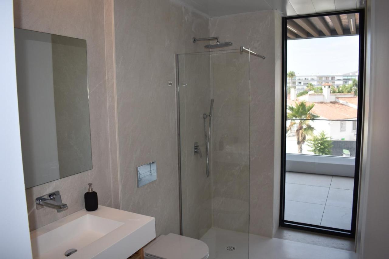 Luxury Complex Beachfront Apartment, Infinity Pool, Sauna, Gym And Large Terrace Apartamento *