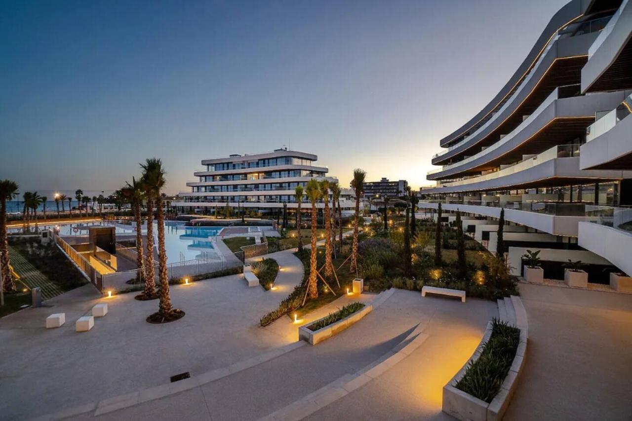 Luxury Complex Beachfront Apartment, Infinity Pool, Sauna, Gym And Large Terrace Apartamento Torremolinos