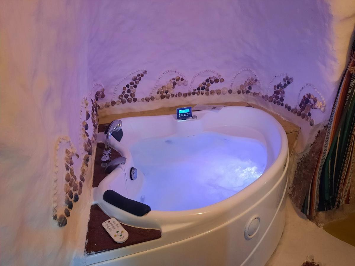 Creatively Designed Cavehouse With Jacuzzi Сasa de vacaciones