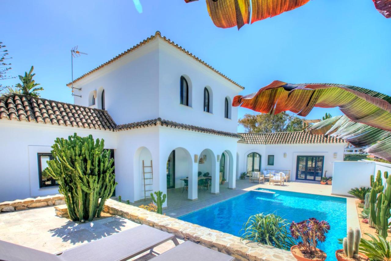 Villa Mas Tranquila - A Stylish With Pool 150 M From The