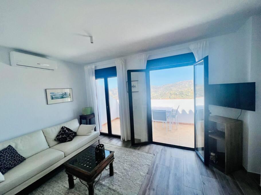 Apartamento Atico Con Increibles Vistas A Montanas Y Mar Frigiliana