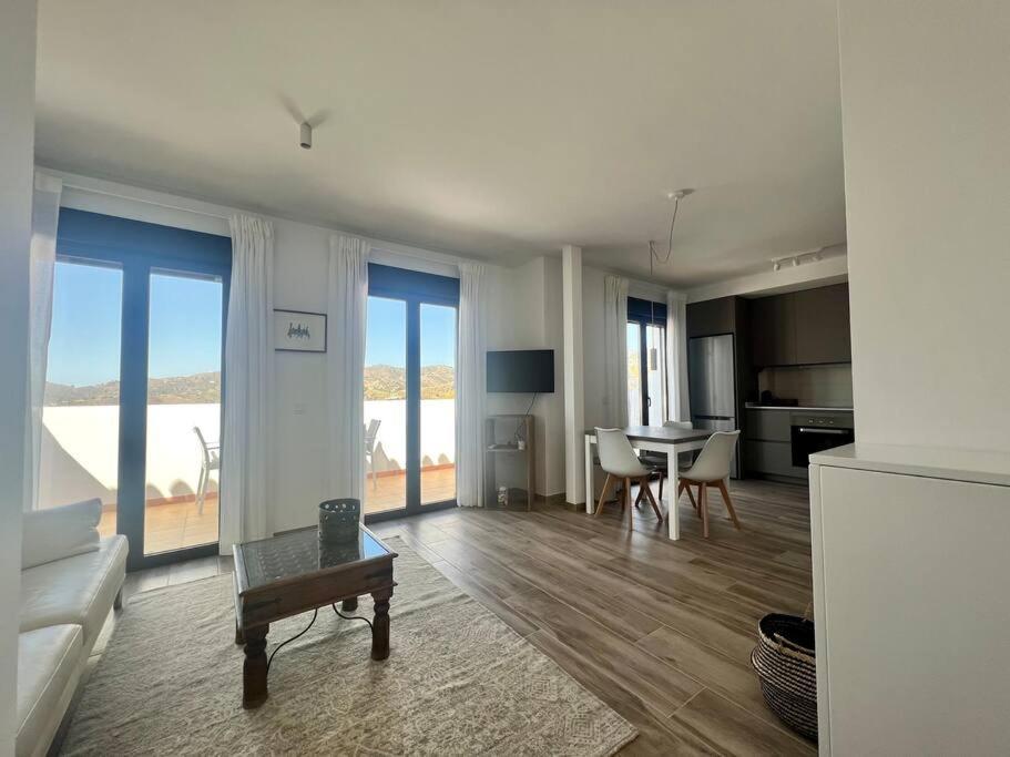 Apartamento Atico Con Increibles Vistas A Montanas Y Mar Frigiliana