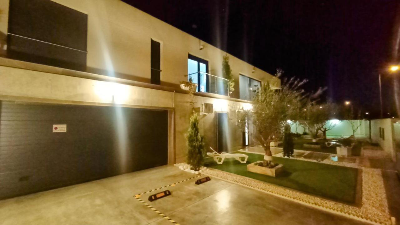 Con Piscina Y Jardin, No Fumadores Ni Fiestas