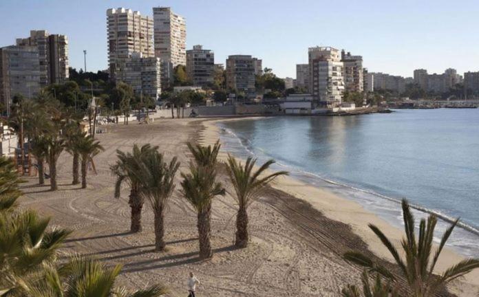 Apartamento Very Lightful Apartment. Incredible Sea Views. Big Terrace, Swimming Pool. Ac. Very Close To Center. *