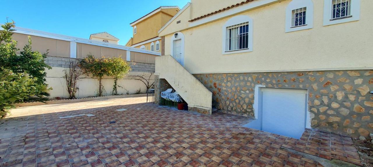Agradable Con Piscina Privada Villa