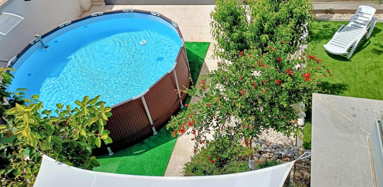 Con Piscina Y Jardin, No Fumadores Ni Fiestas Villa
