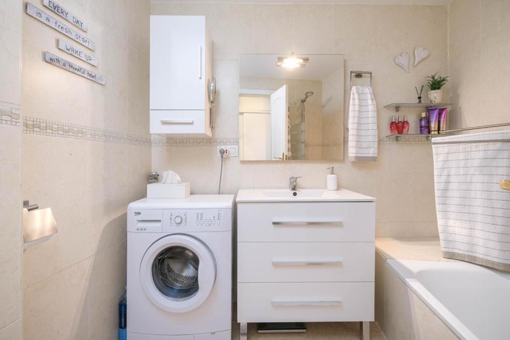 Beautiful Two Bedroom With Pool