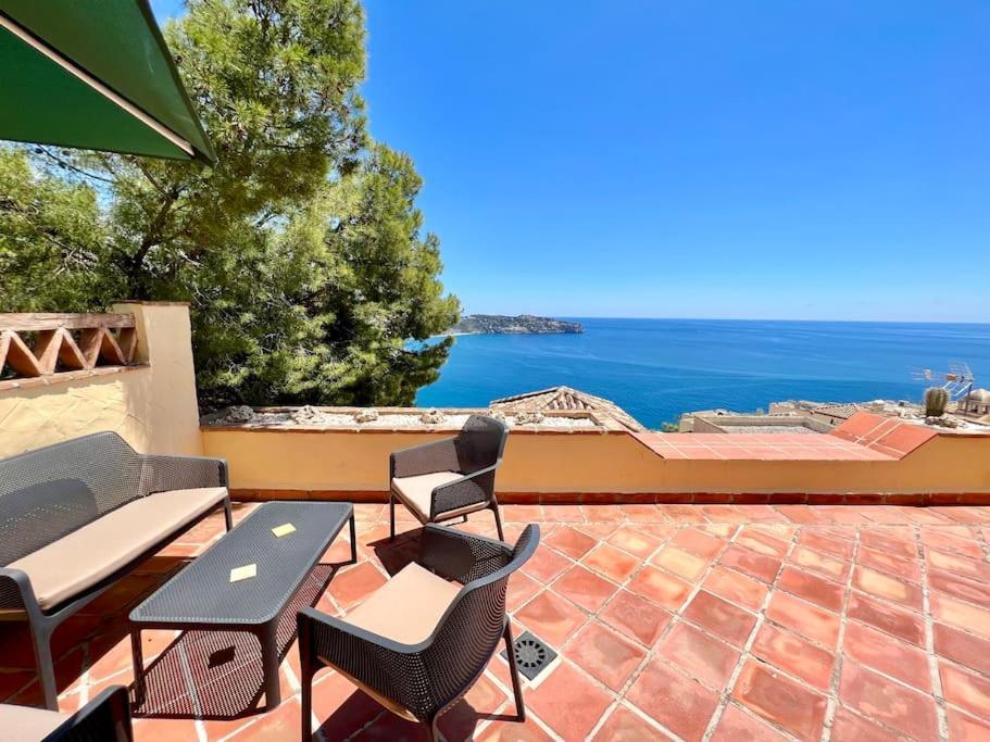 Chalet Tropical Bay Views Villa