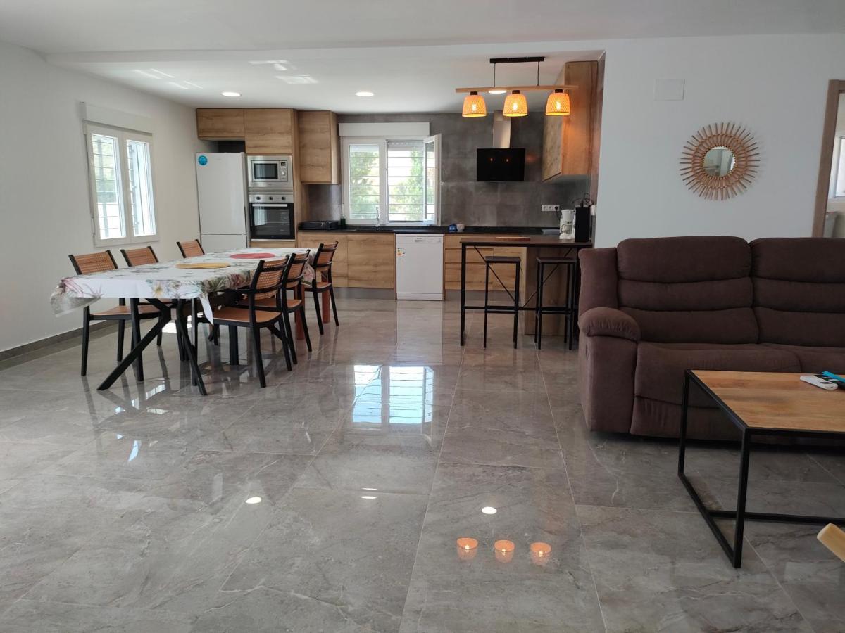 Con Piscina Climatizada Y Barbacoa A 10 Km De Alicante Y Playas, 3000 M2 De Terreno Villa