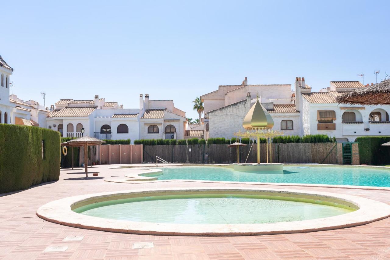 Casa En La Playa Con Piscinas A *
