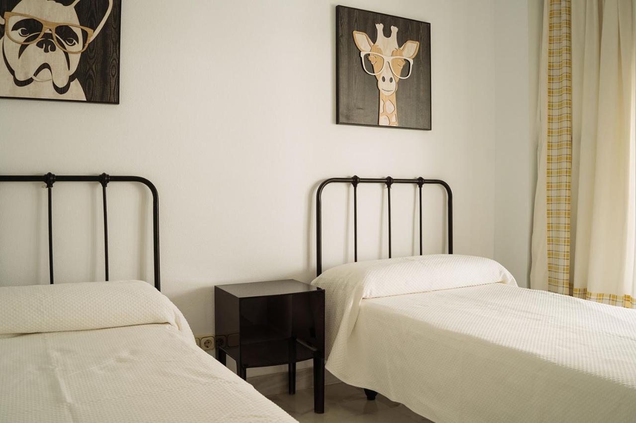 Komodo House - Bright Beachfront Duplex With Parking, Pool & Gym Apartment Marbella