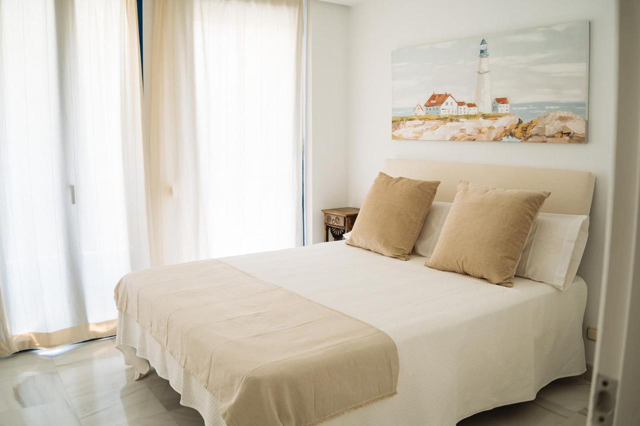 Komodo House - Bright Beachfront Duplex With Parking, Pool & Gym *