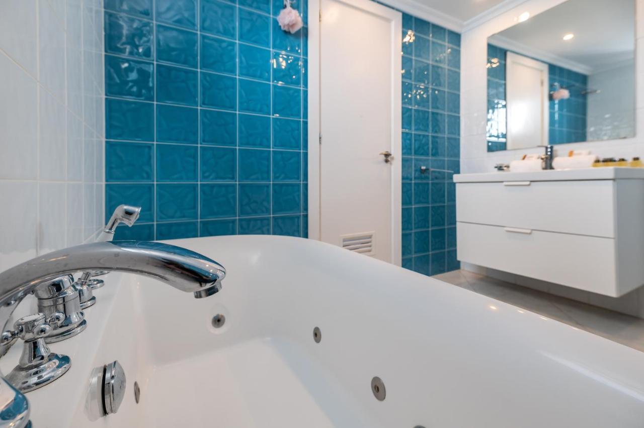 Apartment Vacation I Sea Views, 24-7 Security, Parking, Walk To Everything In Luxurious Puerto Banus Marbella