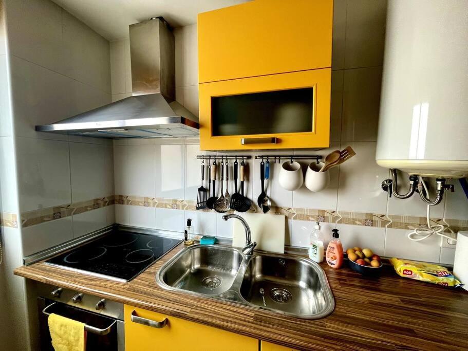 Sunny 2-bedroom With Sea View Apartment *