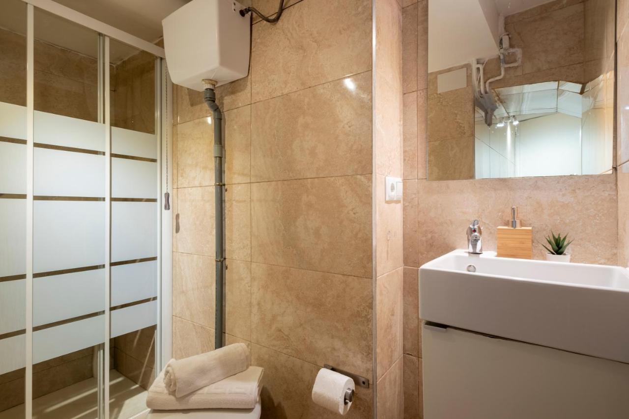 Next To Europa Fira And 20' From Barcelona City Center Apartment