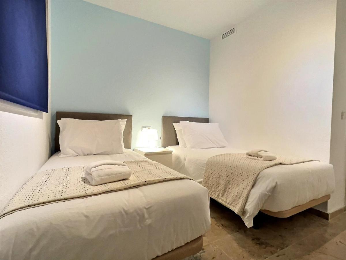 Two Bedroom Walking Distance To A Stunning In Casares Costa Apartamento