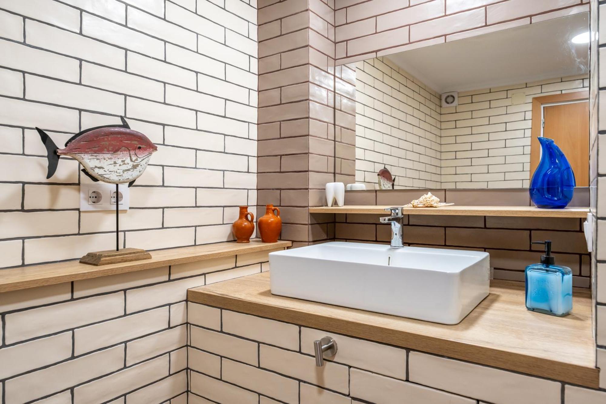 Luxury Designer Front Two Bedroom Apartment *