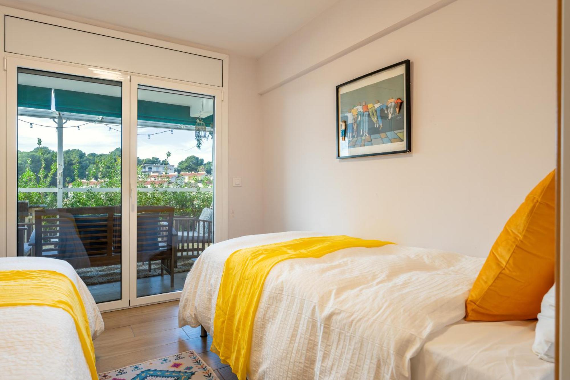 Luxury Designer Front Two Bedroom Apartment *