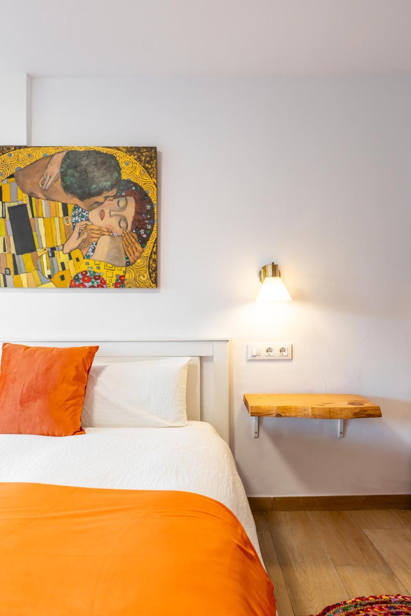 Luxury Designer Front Two Bedroom Apartment *