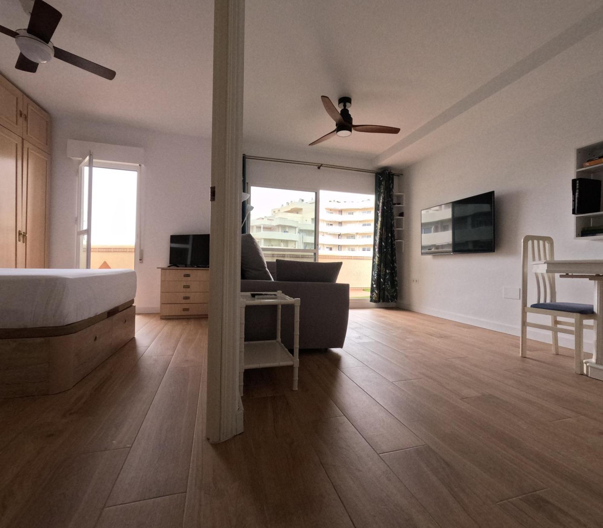 Benalbeach. Espectacular Terraza, Vistas Al Mar. Apartamento *