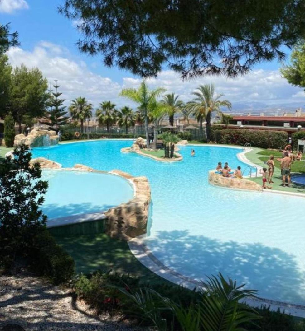Awesome Cozy Bungalow , Pool Open From June To September Сasa de vacaciones
