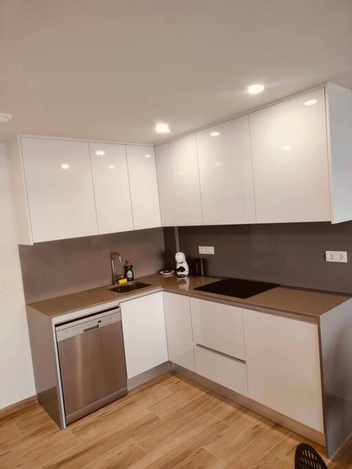 Claudia Luxury Near The Beach With A Pool, Gym, And Secure Gated Parking Arenales del Sol