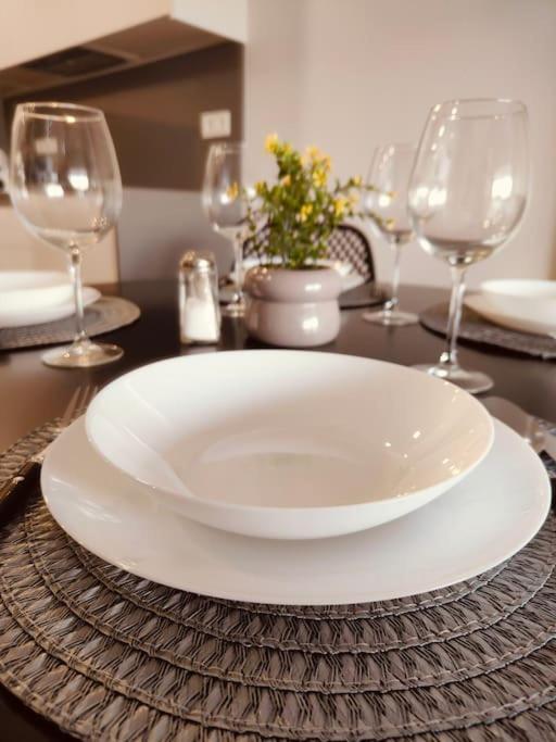 Apartment Claudia Luxury Near The Beach With A Pool, Gym, And Secure Gated Parking *