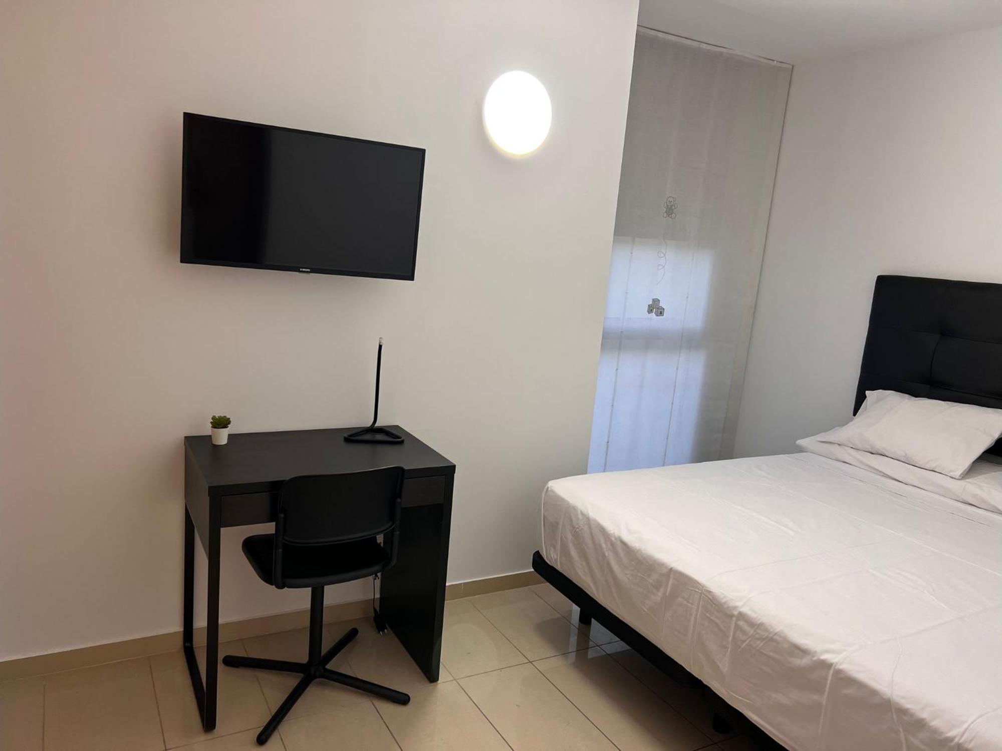 Campsite Fira Gran Via 2 - Private In A Shared - Privadas En Compartido L'Hospitalet de Llobregat