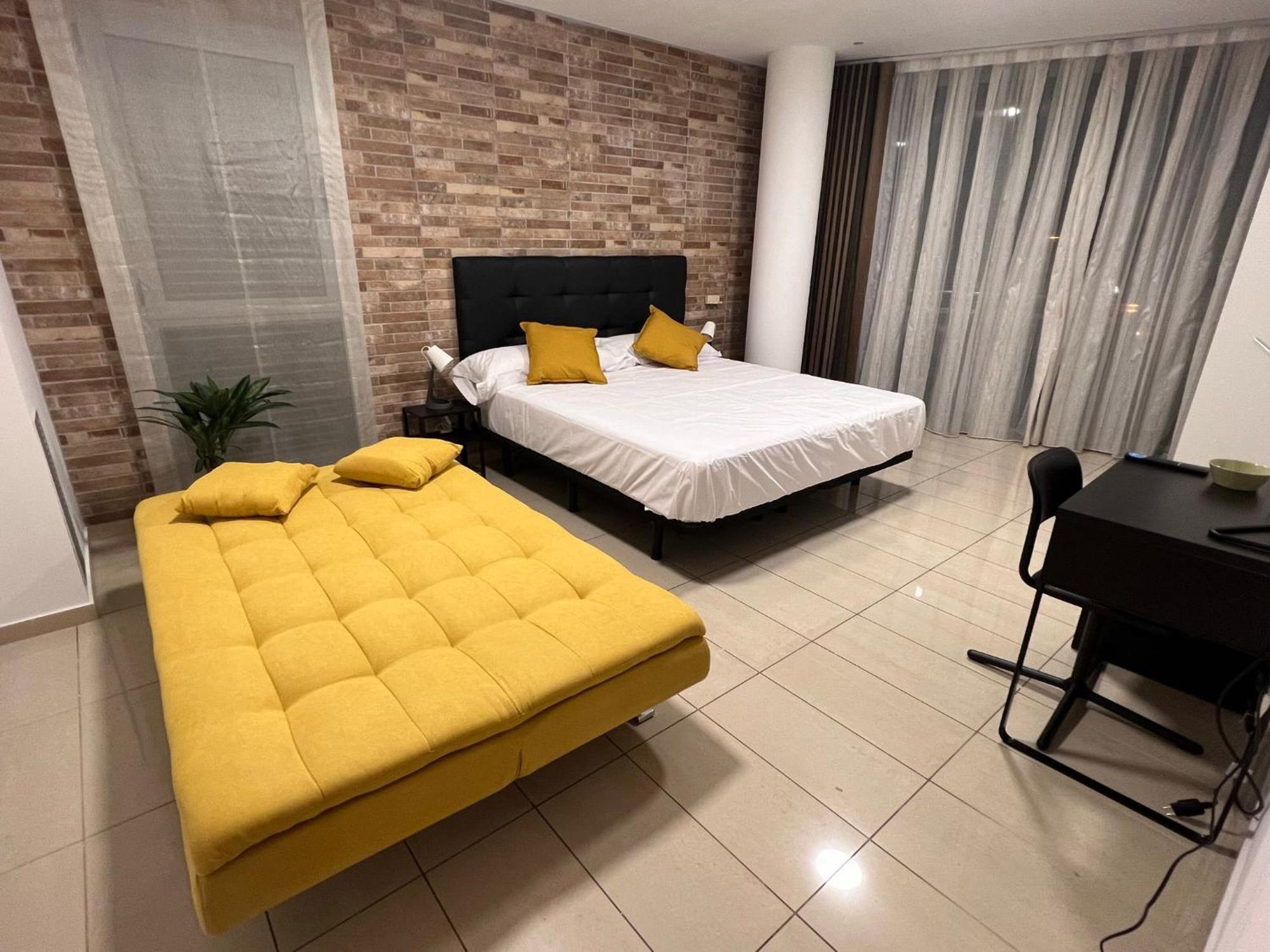 Campsite Fira Gran Via 2 - Private In A Shared - Privadas En Compartido