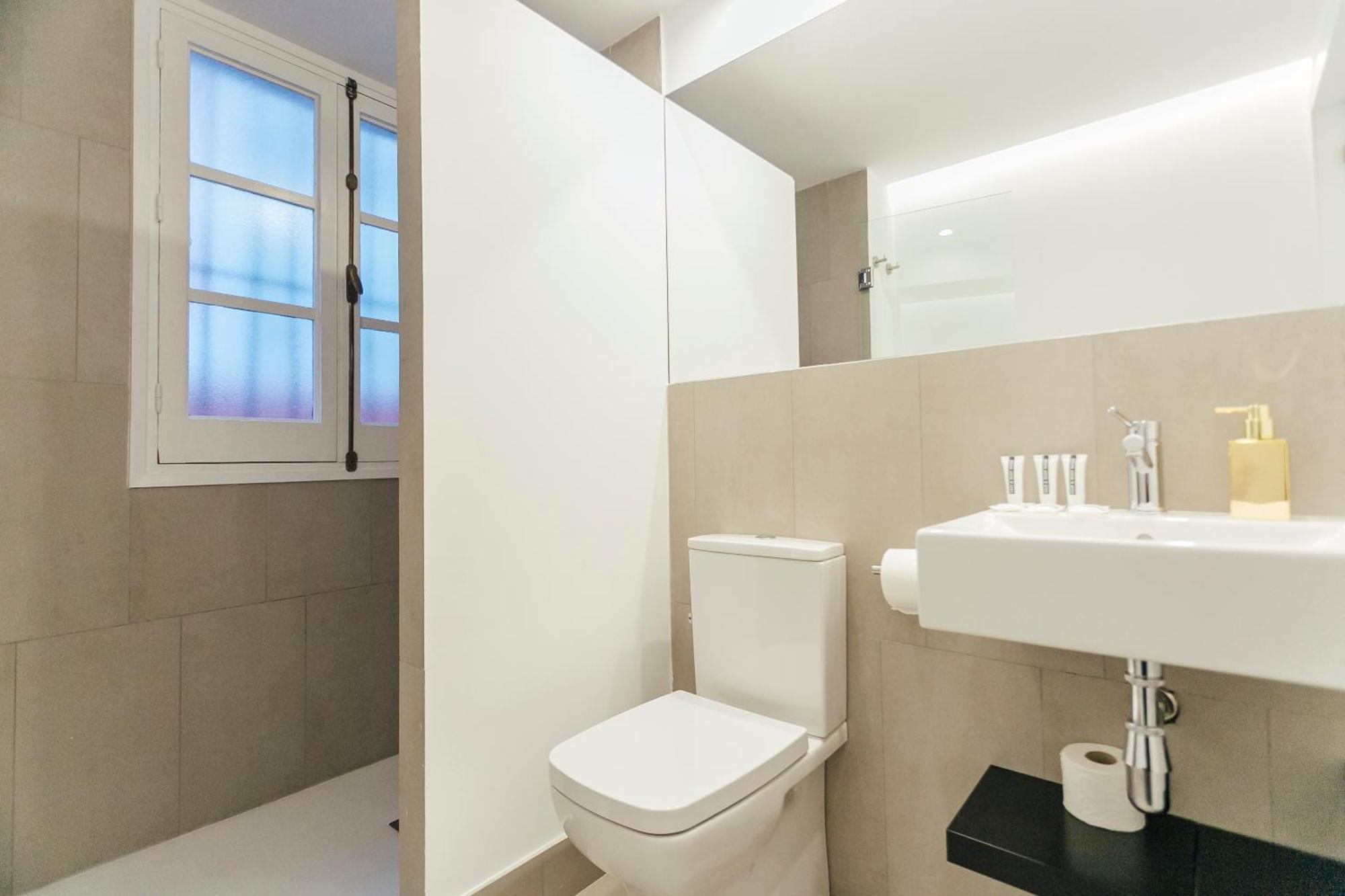Decorated And Renovated- 2bd 2bth- Center * Sevilla