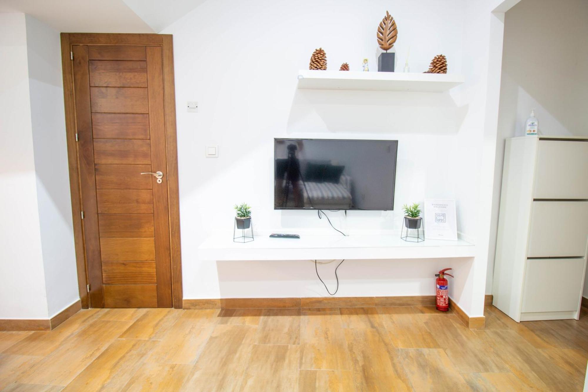 Rentitspain Confortable Con Patio En *