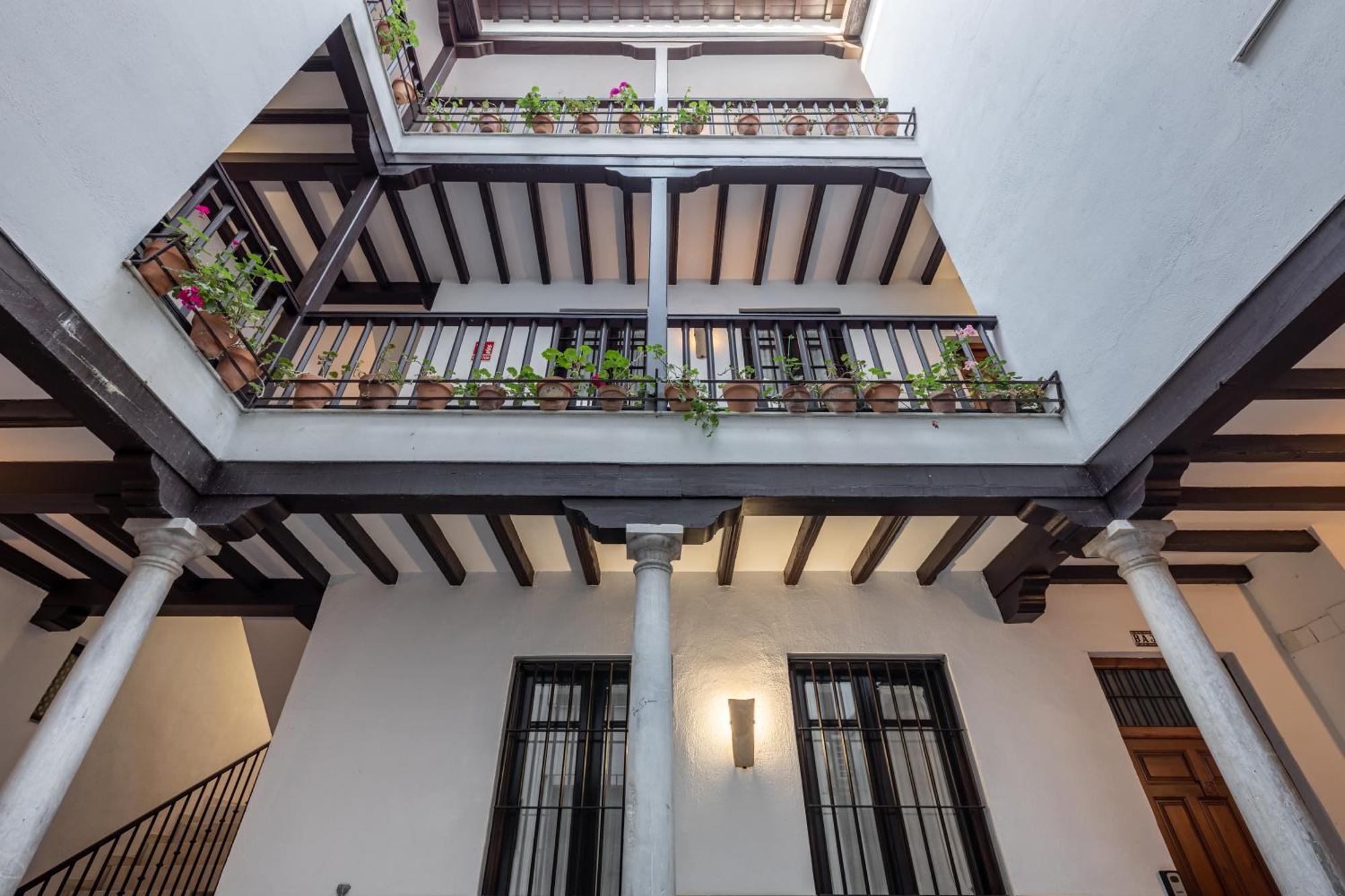 Apartamento Alhambra 3000 *
