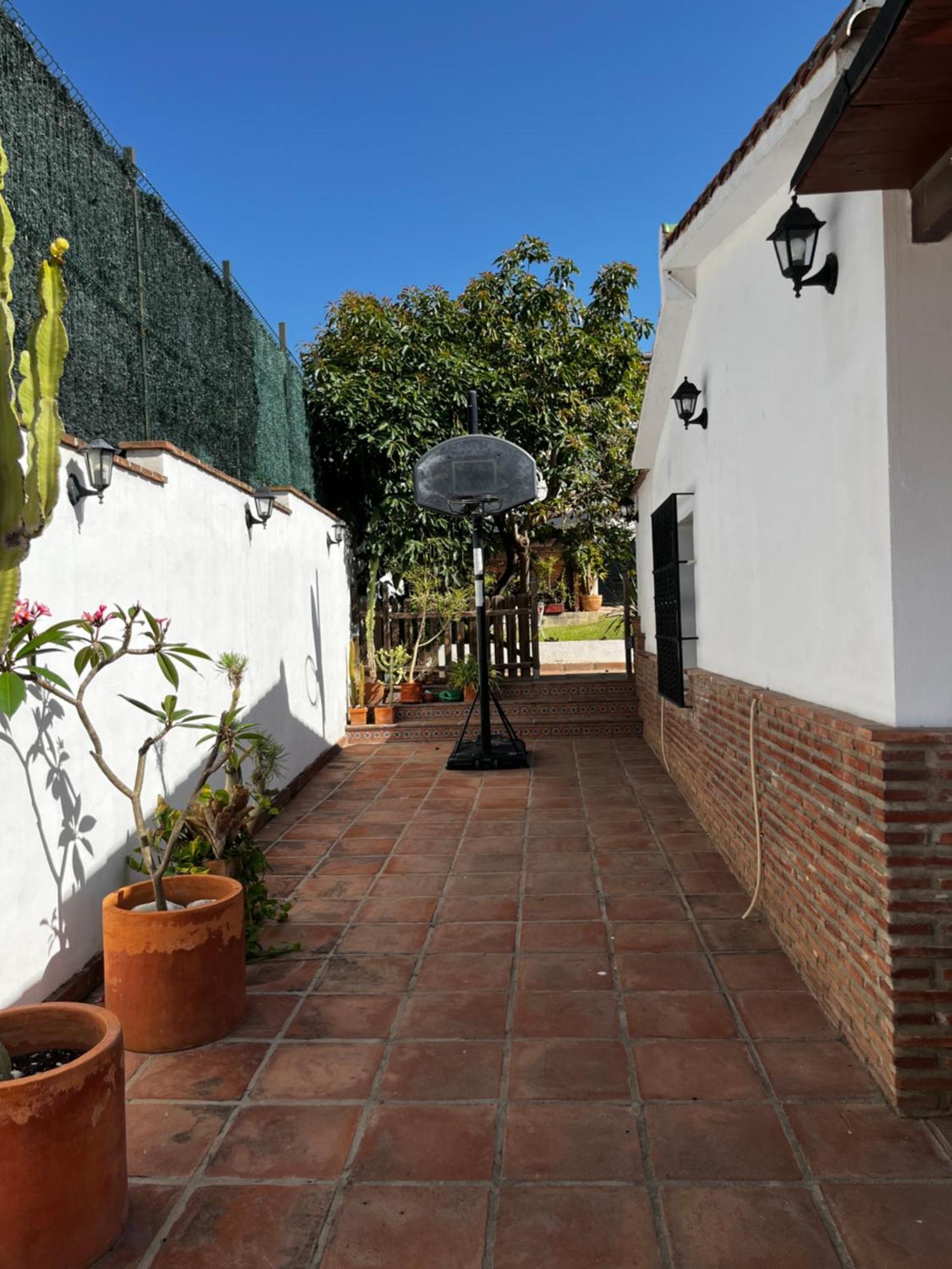 Bonito Chalet En La Cala Con Gran Jardin Privado