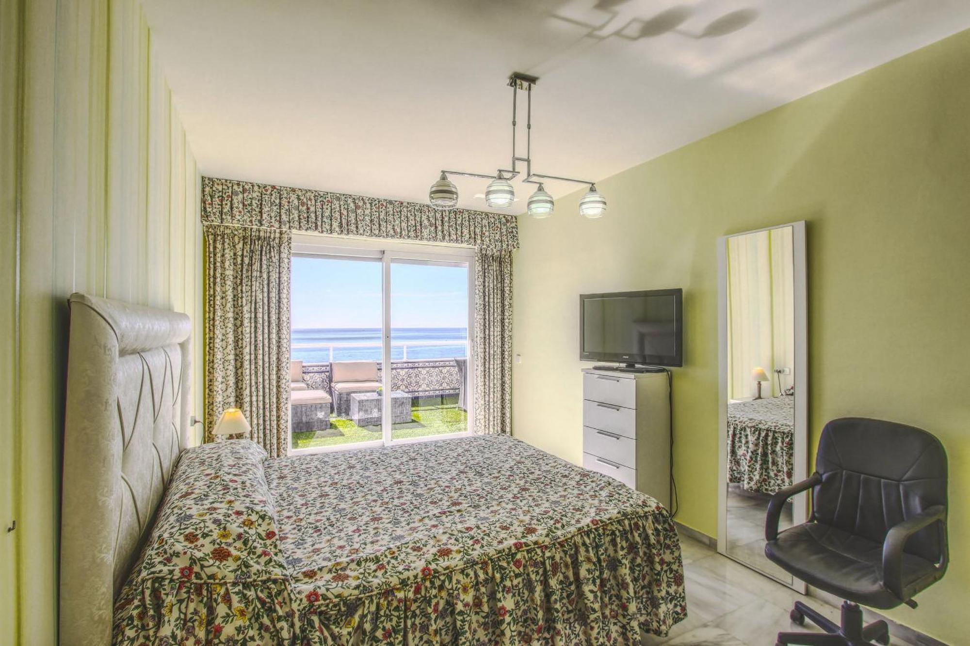 1149 Unique Beachfront Penthouse Center 400m2 *