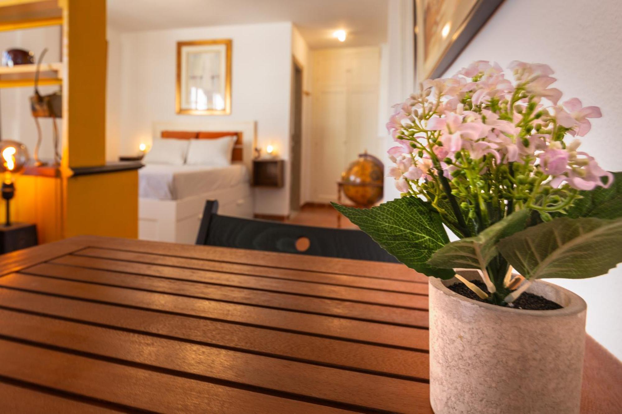 Duquesa Port - Bright Sunlit Terrace