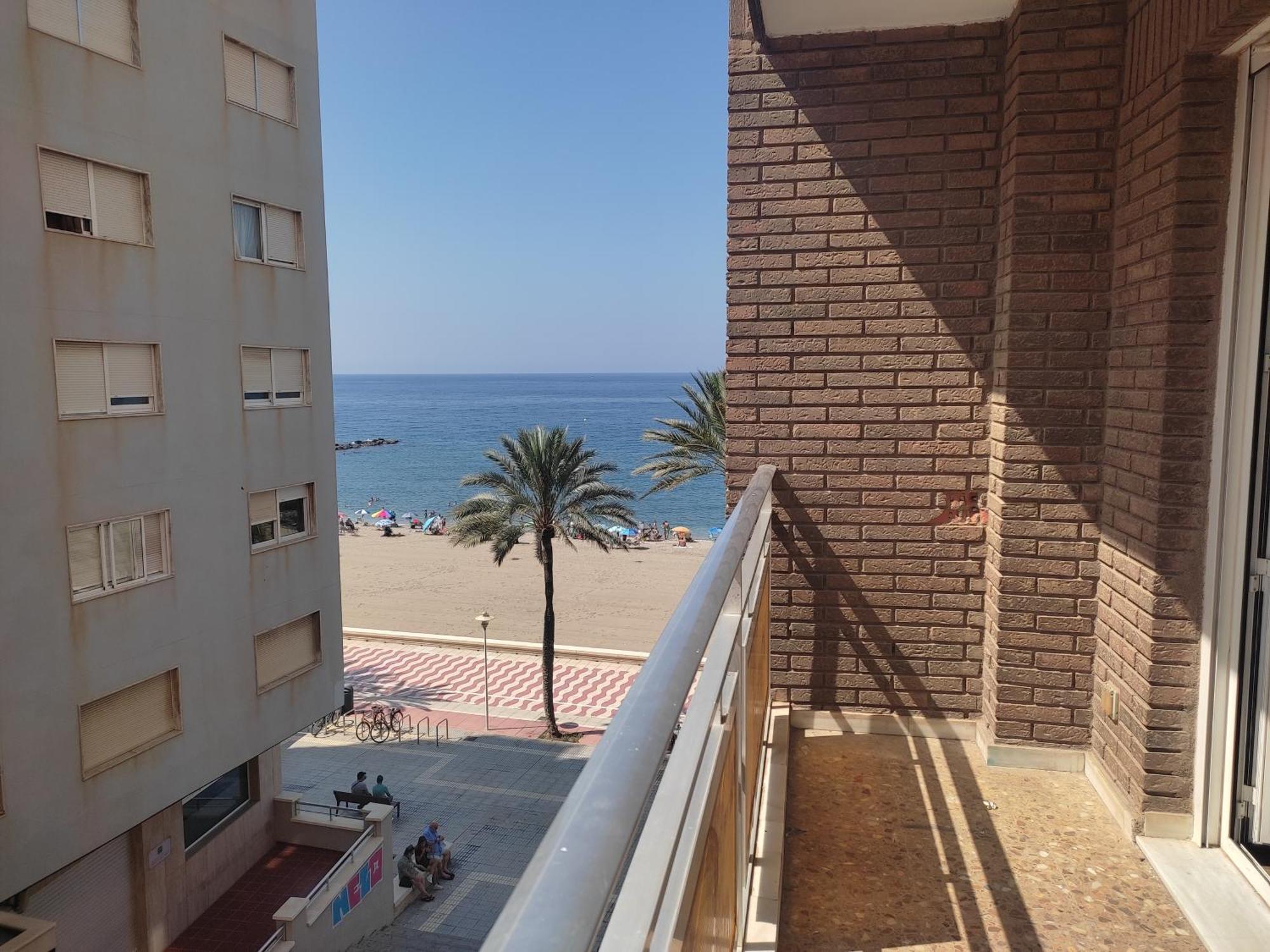 Apartamento En Primera Linea De Playa. Almeria