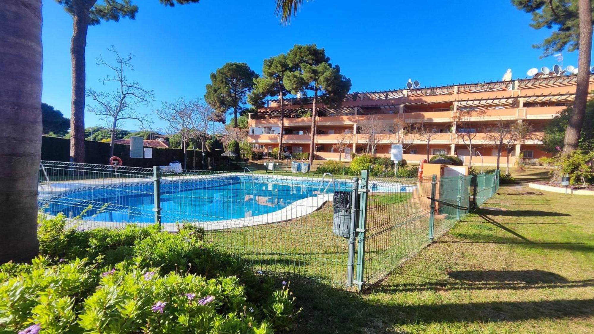 Pinogolf Elviria With Free Parking, Wifi, Pool And Large Terrace Apartamento