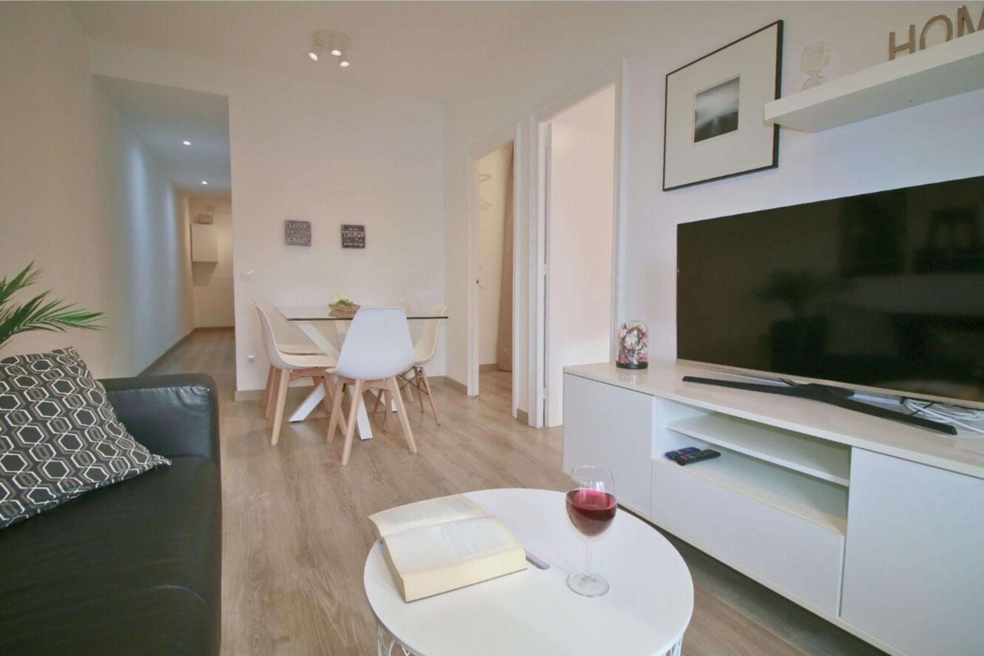 Located Close To The Metro, Perfect For 6 People *