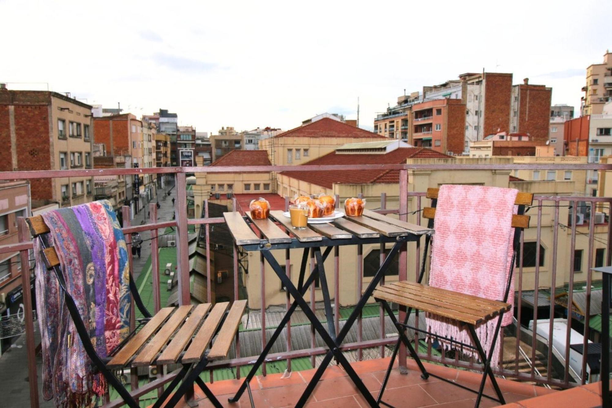 Located Close To The Metro, Perfect For 6 People *