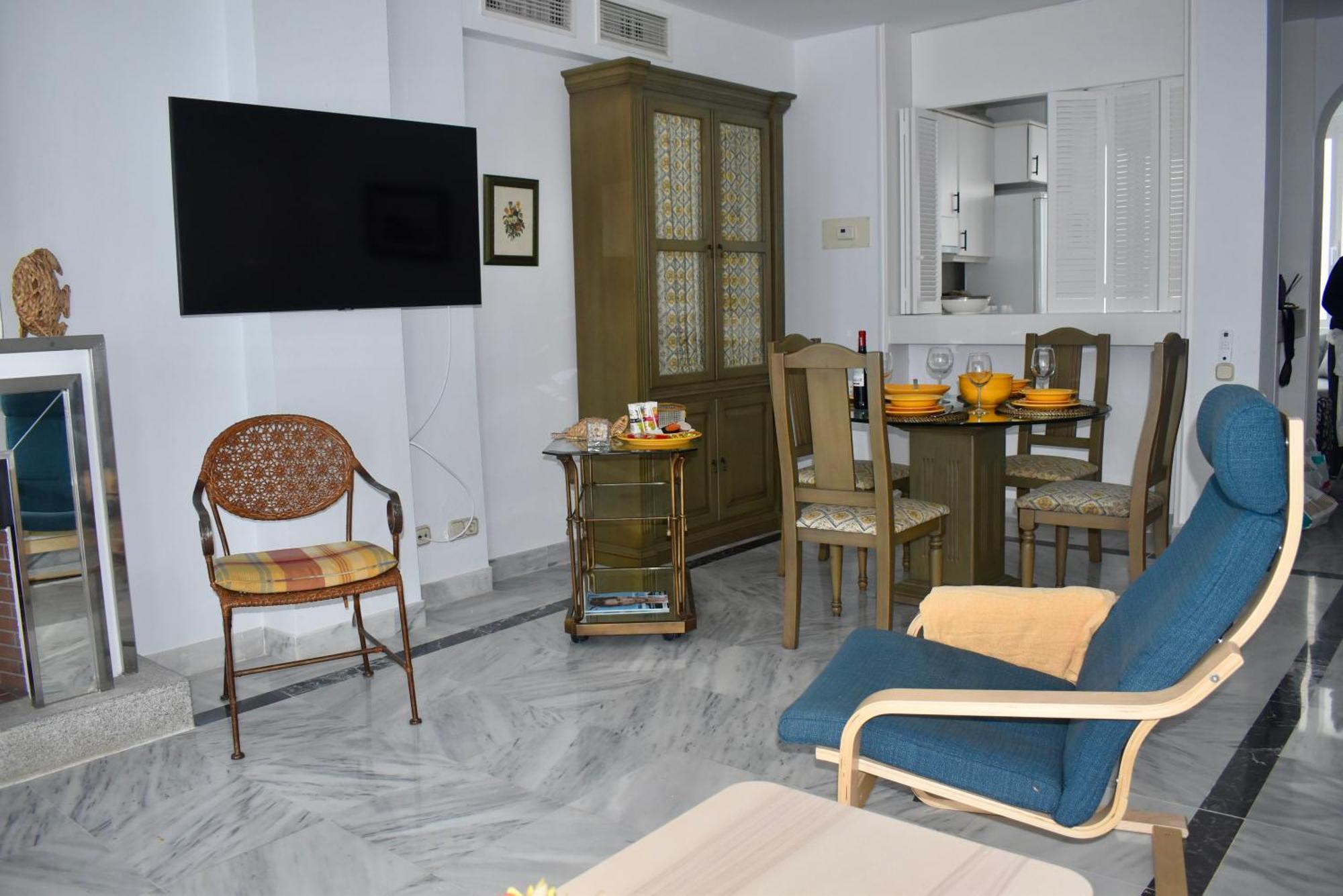 Komodo House - Bright Beachfront Duplex With Parking, Pool & Gym Apartment