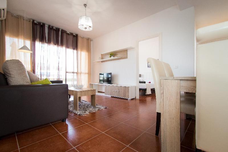 Holidays2torremolinos De 3 Con Terraza Y Piscina Comunitaria Apartamento