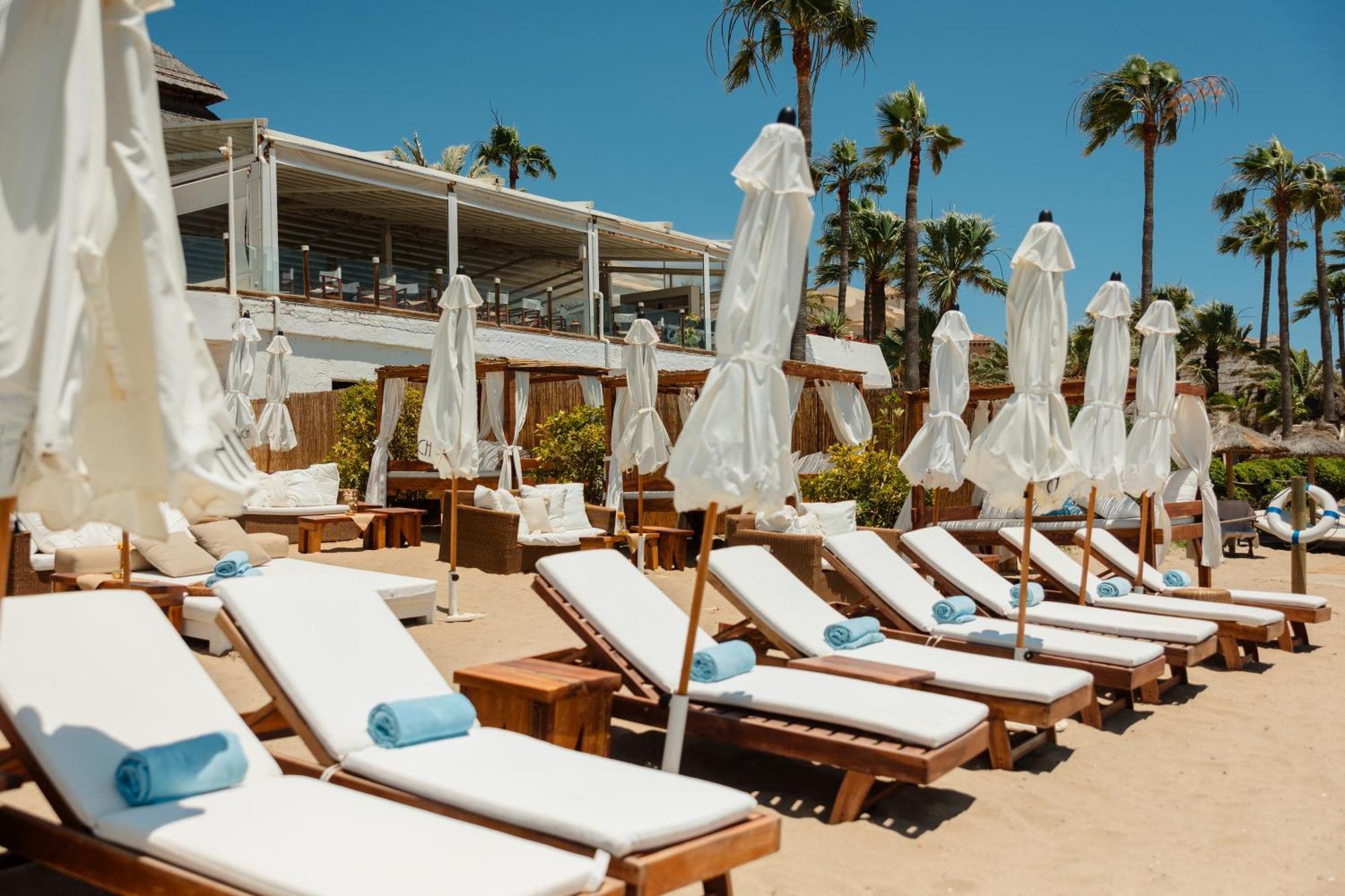 With Private Terrace, Just 10 Minutes By Car From Elviria Beach, Apartamento Marbella