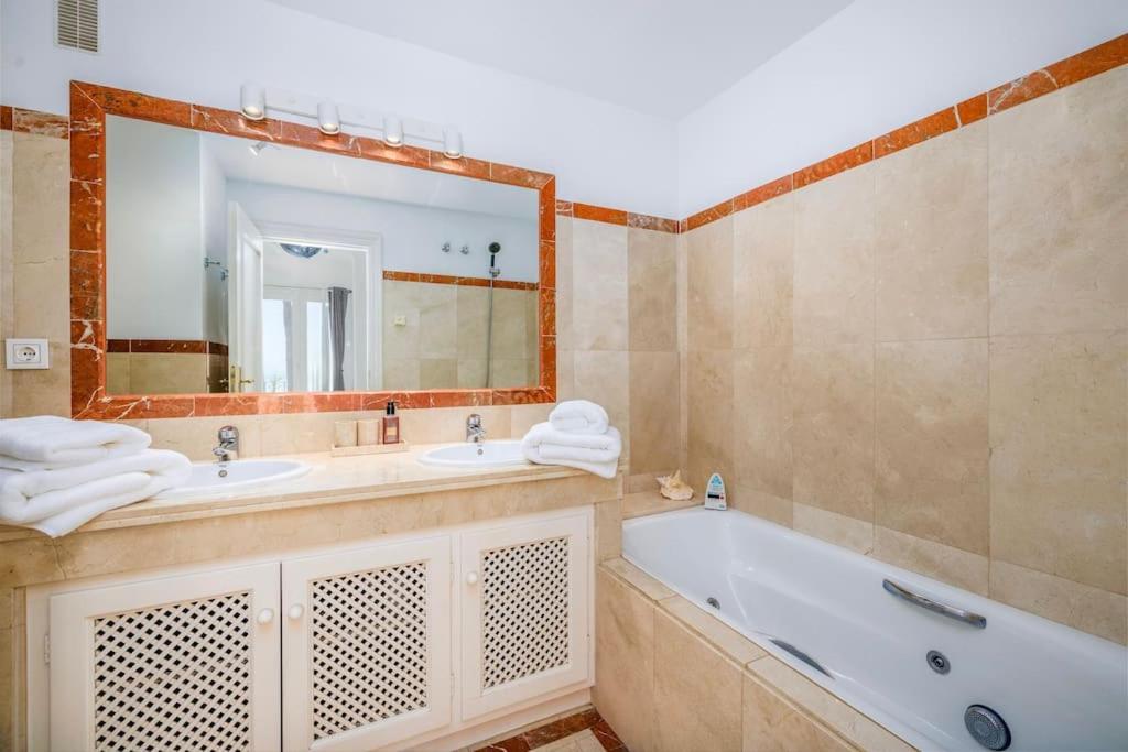 Apartment Spacious Seaside Retreat - La Perla Del Mar Bahia de Casares